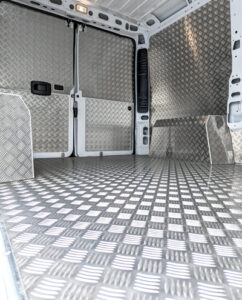 Pianale per furgone in alluminio, vista interna del vano di carico del Citroen Jumper