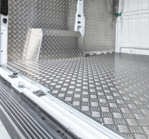 Pianale per furgone in alluminio, particolare accesso posteriore al vano di carico del Peugeot Boxer