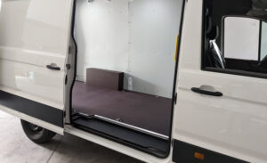 Pianale per furgoni in multistrato, particolare accesso laterale del vano di carico VW Crafter